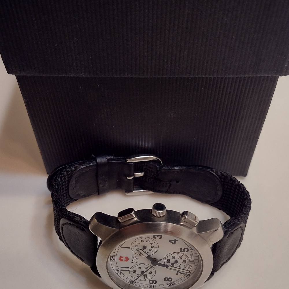 Swiss Army Watch - Picture 7 of 8